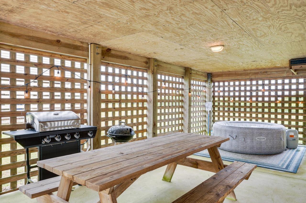 Vacation With Hot Tub Near Beach! Holiday home *
